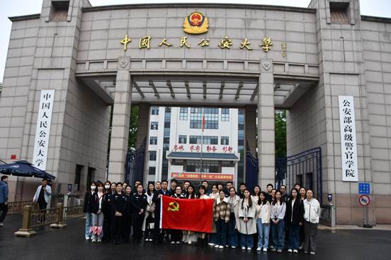 门口大合照